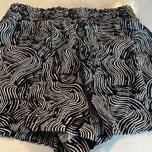 🖤 A New Day Black & White Abstract Print Shorts — Size Small - Inexpensive